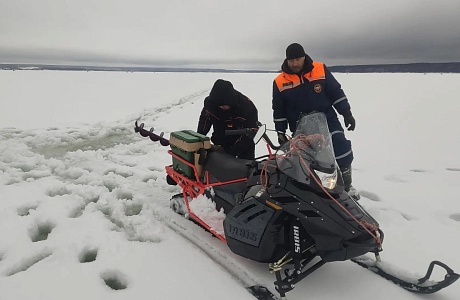 Спасатели помогли рыбаку, застрявшему на снегоходе на льду Сурского водохранилища